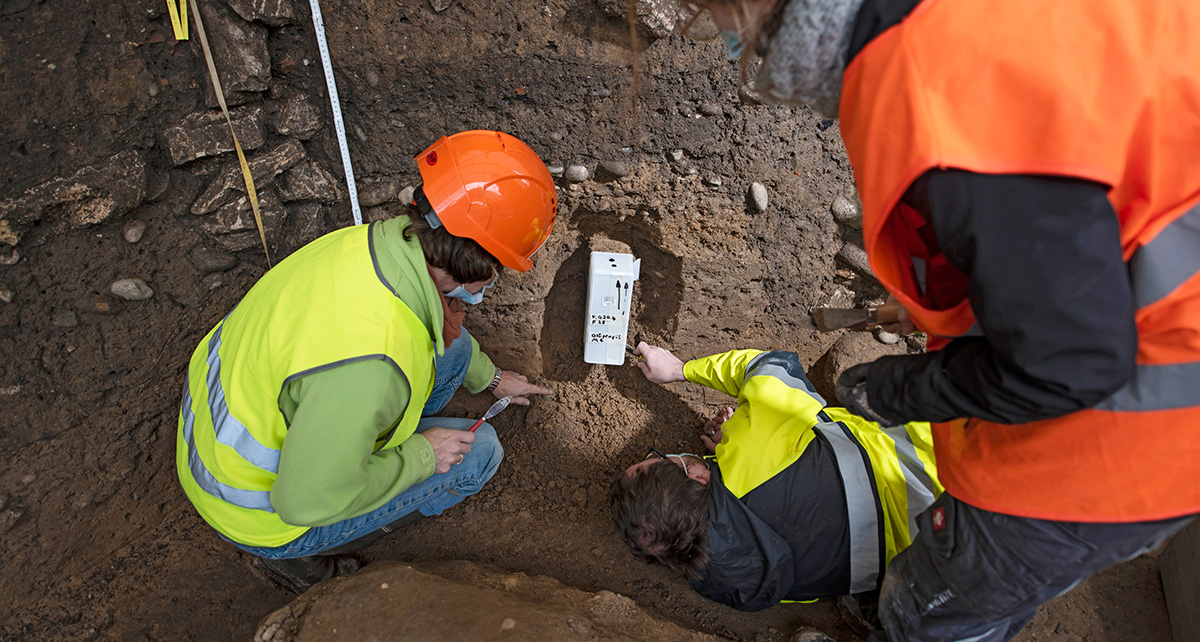 Students retrieve sediment samples in white plastic boxes. Students retrieve sediment samples in white plastic boxes.