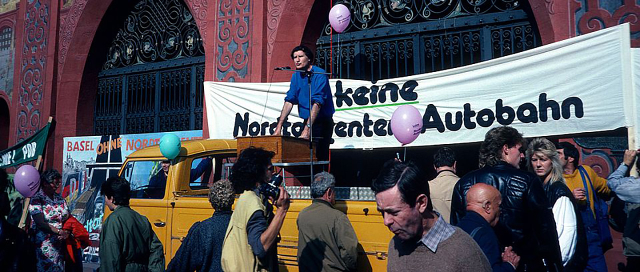 Lucius Burckhardt spricht vor dem Basler Rathaus gegen den Bau der Basler Nordtangente. 