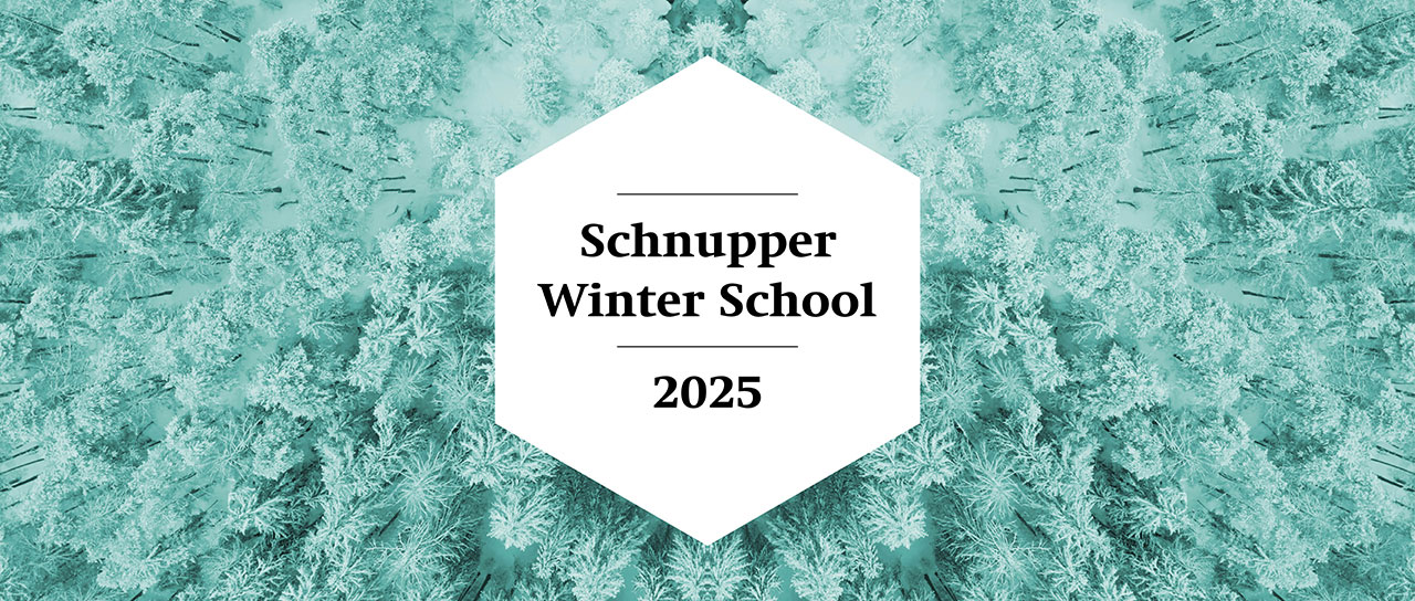 Luftaufnahme eines verschneiten Waldes mit einem sechseckigen weißen Banner in der Mitte. Darauf steht in schwarzer Schrift: „Schnupper Winter School 2025“.