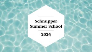 Sonnenreflexionen im Wasser eines Schwimmbads