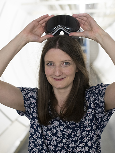 Rahel Arnold schiebt die XR-Brille hoch und schaut in die Kamera Rahel Arnold schiebt die XR-Brille hoch und schaut in die Kamera