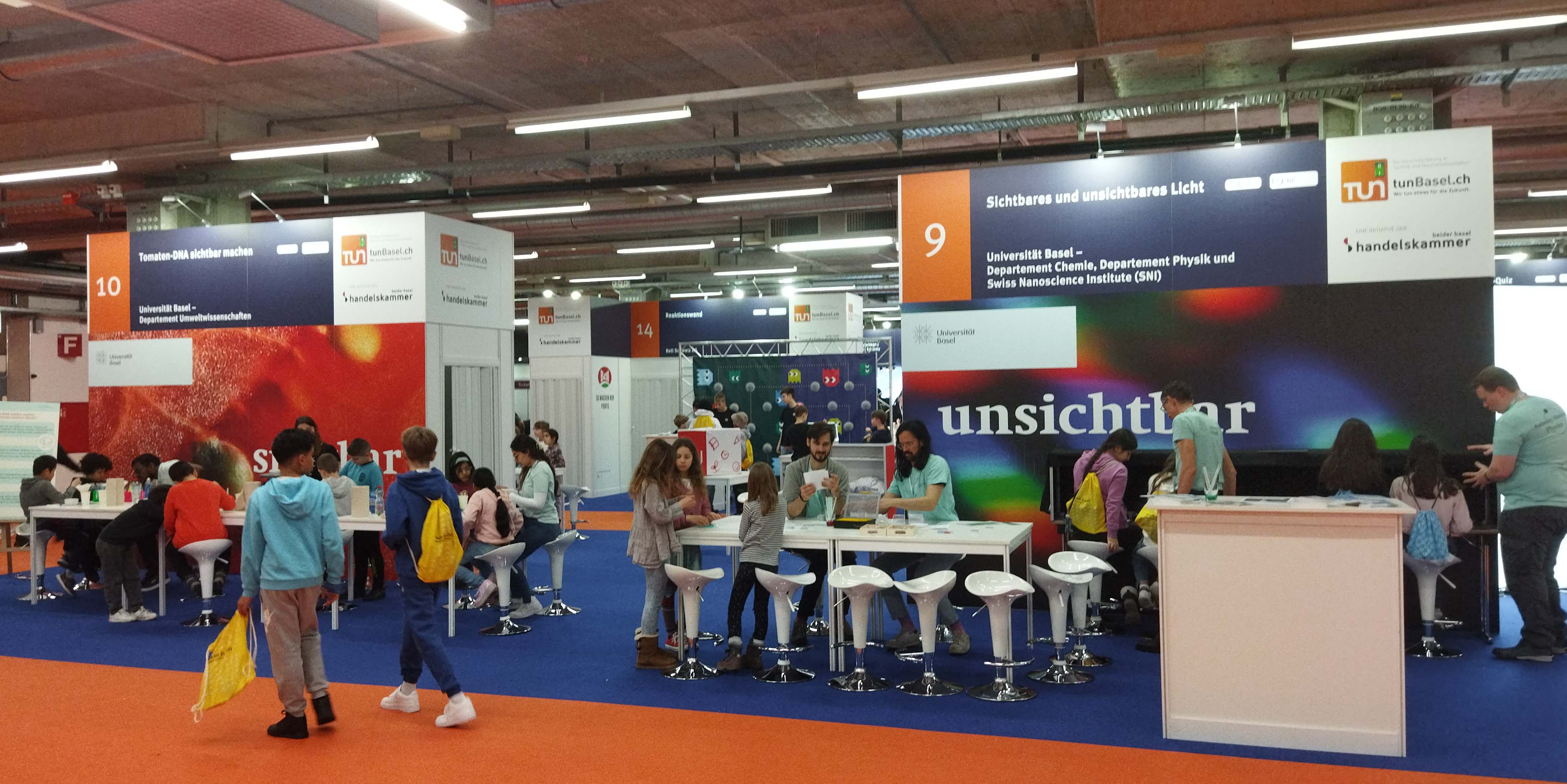 Zwei Stände der Universität Basel an der tunBasel 2024 Zwei Stände der Universität Basel an der tunBasel 2024