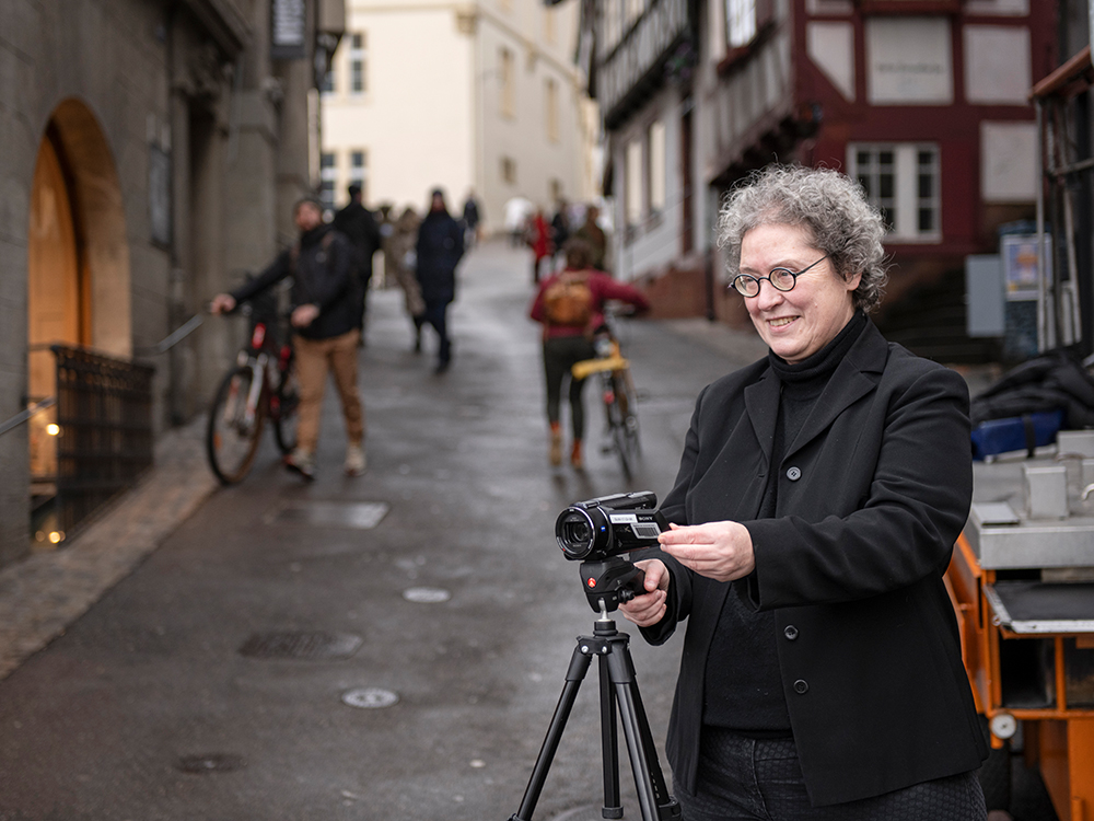 Lorenza Mondada's interdisciplinary approach to her research combines linguistics with sociology, anthropology and communication studies (Image: © Christian Flierl, University of Basel). Lorenza Mondada's interdisciplinary approach to her research combines linguistics with sociology, anthropology and communication studies (Image: © Christian Flierl, University of Basel).