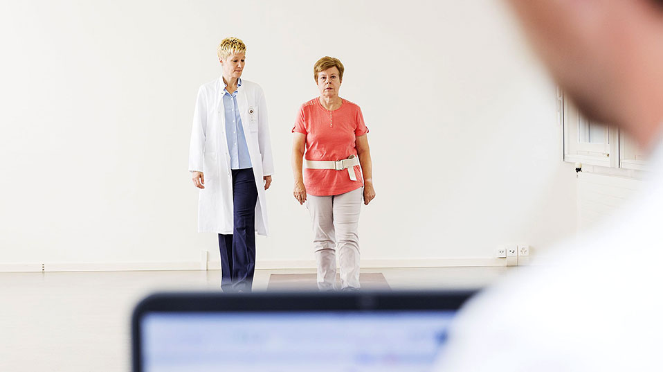 The latest research findings in geriatric medicine can be applied directly here: doctor and patient at the Basel Mobility Center gait lab. (Image: Felix Platter-Spital) The latest research findings in geriatric medicine can be applied directly here: doctor and patient at the Basel Mobility Center gait lab. (Image: Felix Platter-Spital)