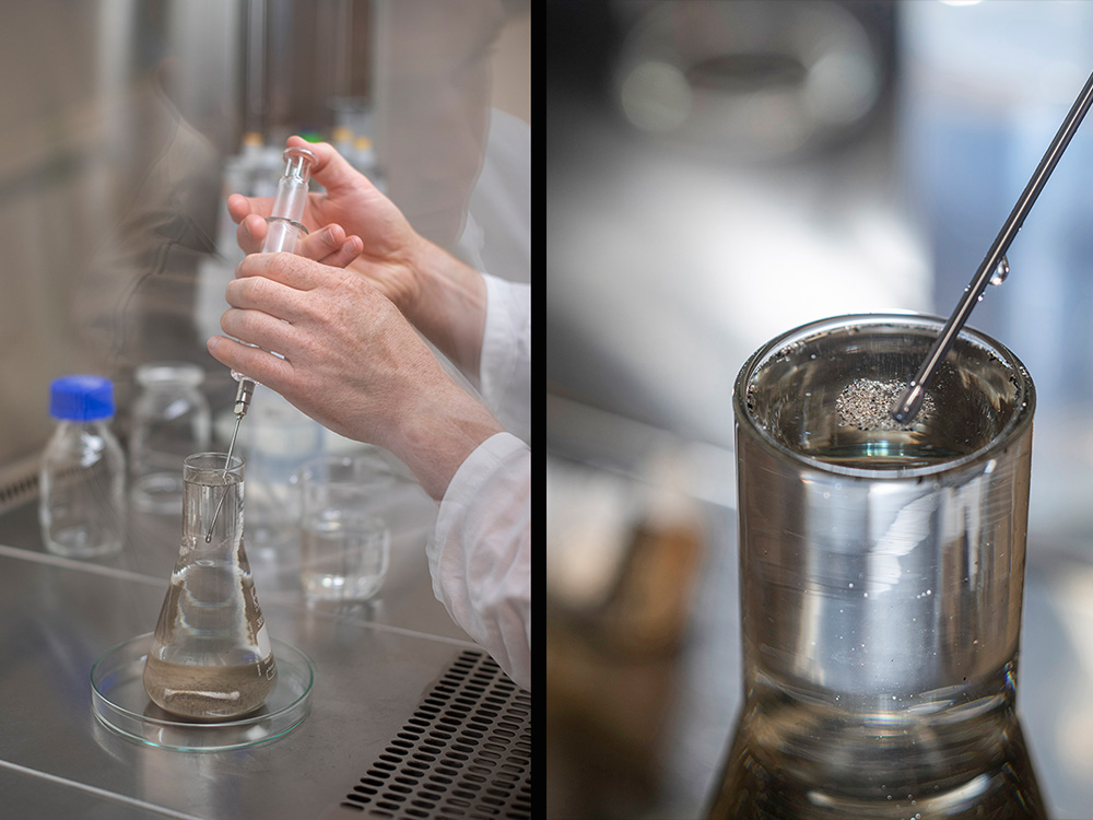 Sebastian Rieder gibt mittels Kanüle vorsichtig Flüssigkeit zur Sedimentprobe im Erlenmeyerkolben Sebastian Rieder gibt mittels Kanüle vorsichtig Flüssigkeit zur Sedimentprobe im Erlenmeyerkolben