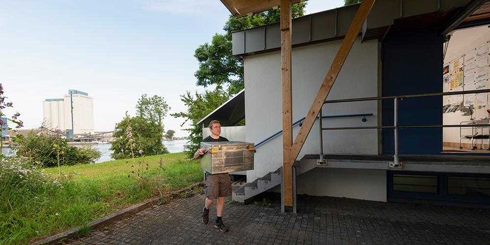 Sebastian Rieder transportiert die Proben in Plastikboxen verpackt ins Labor Sebastian Rieder transportiert die Proben in Plastikboxen verpackt ins Labor