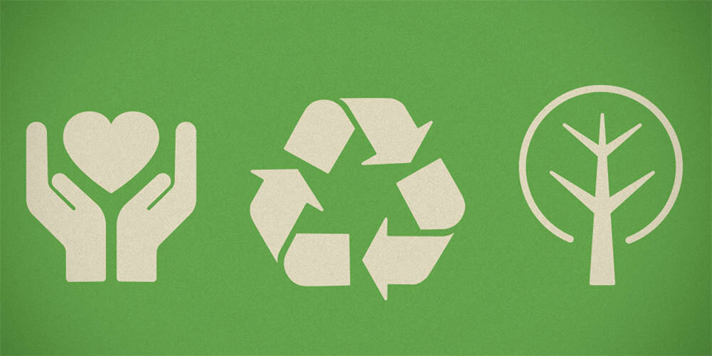 Vor einem grünen Hintergrund sind drei weisse Symbole zu sehen. Das Erste zeigt zwei Hände, die ein Herzsymbol umschliessen, das Zweite das Recycling-Symbol aus den drei aufeinanderzeigenden Pfeilen und das Dritte einen Baum. <br/>