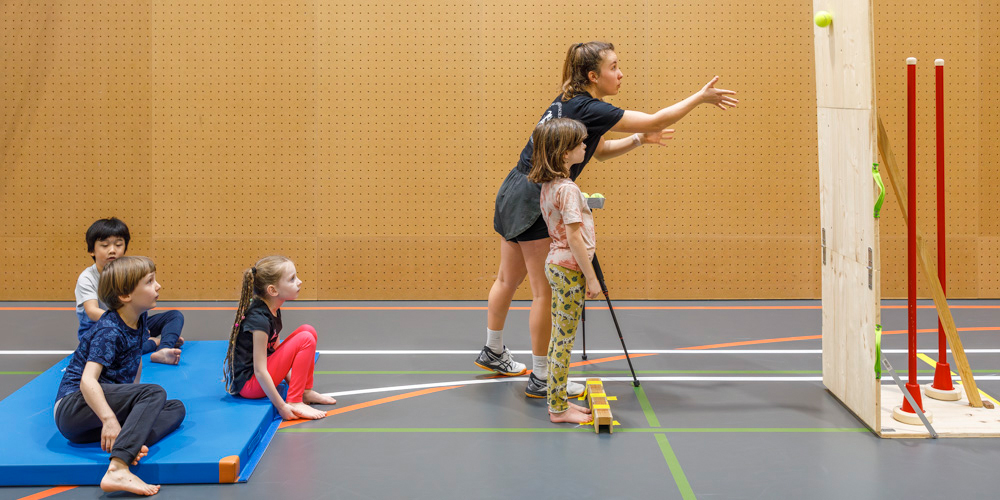 Ein Studium, das bewegt: Sportstudierende im Einsatz beim Sportcheck